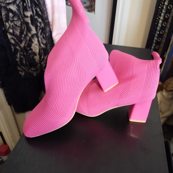 Hot Pink Pull on boots - Picture 2 of 3